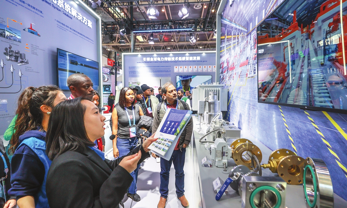 Foreign visitors tour the first China International Supply Chain Expo in Beijing on December 2, 2023. Photo: cnsphoto